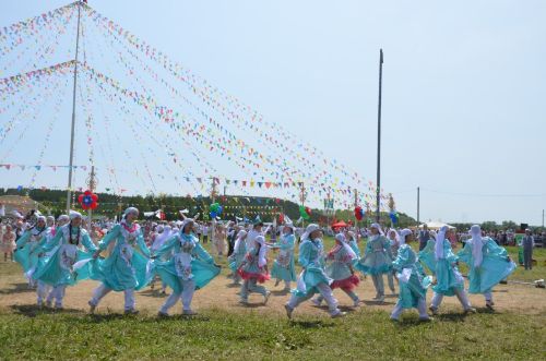 Сабантуй җыр-биюләр, икмәк һәм чәкчәк белән ачылды