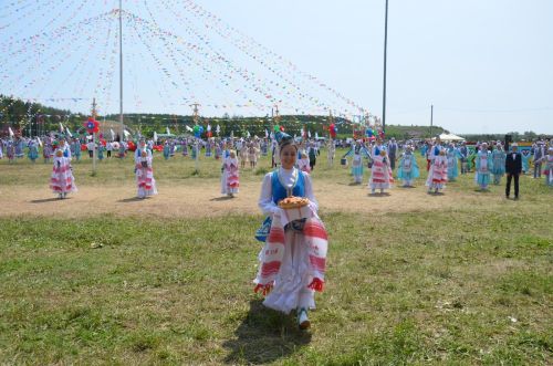 Сабантуй җыр-биюләр, икмәк һәм чәкчәк белән ачылды