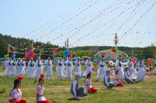 Сабантуй җыр-биюләр, икмәк һәм чәкчәк белән ачылды