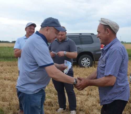 В районе наградили первых передовиков уборки