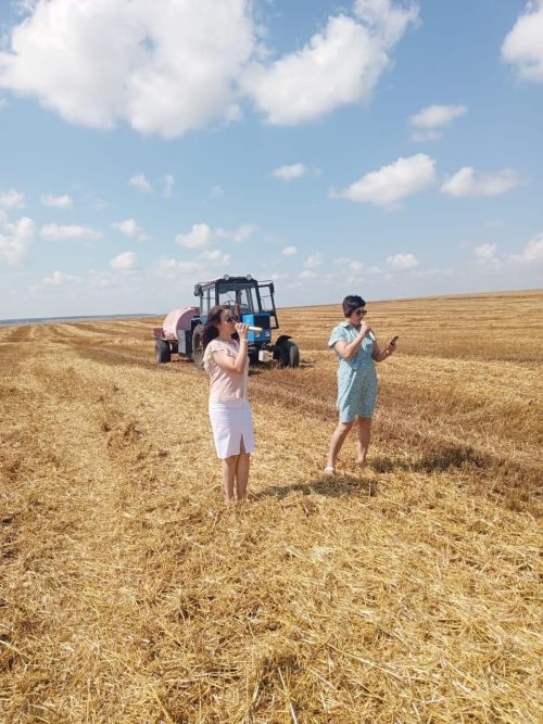Агитбригады районного дома культуры радуют комбайнеров