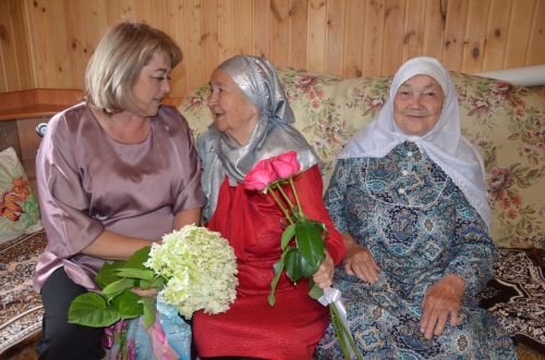 Нәзирә апаны авылдашлары да зурладылар