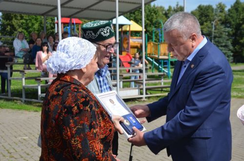 55 ел бергә яшәгән парга медаль тапшырылды