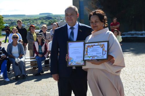 Беренчеләргә мәктәп букчалары бүләк иттеләр