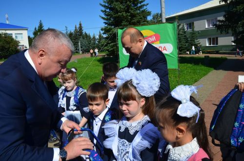 Беренчеләргә мәктәп букчалары бүләк иттеләр