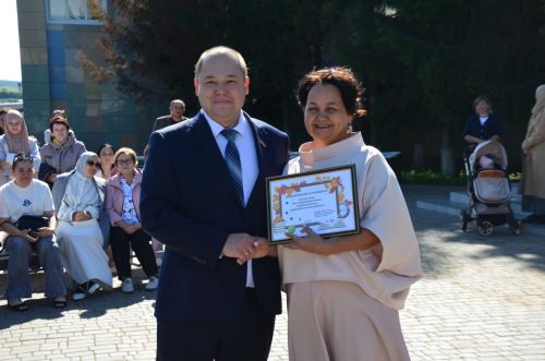 Беренчеләргә мәктәп букчалары бүләк иттеләр
