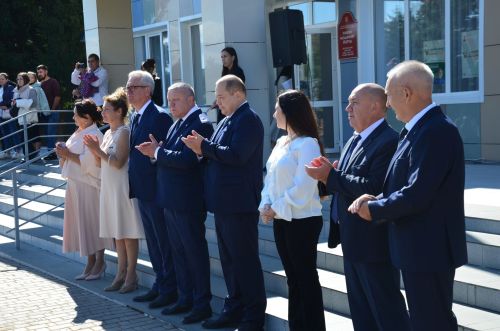 Беренчеләргә мәктәп букчалары бүләк иттеләр