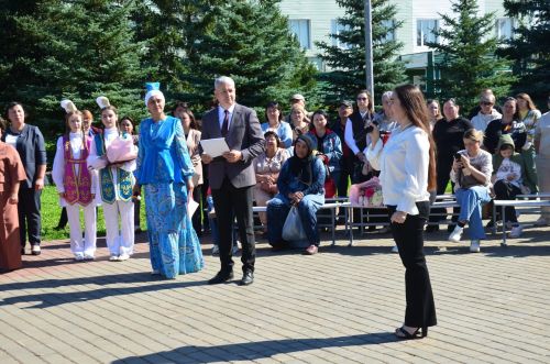 Беренчеләргә мәктәп букчалары бүләк иттеләр