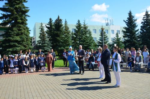 Беренчеләргә мәктәп букчалары бүләк иттеләр