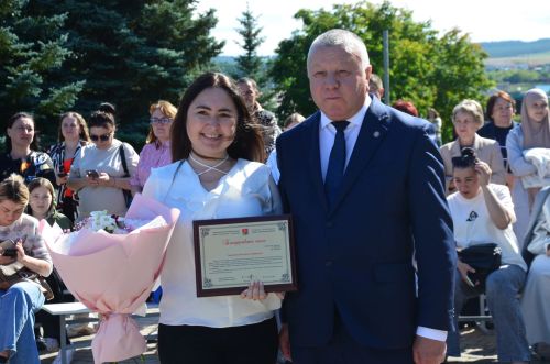 Беренчеләргә мәктәп букчалары бүләк иттеләр