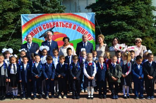 Беренчеләргә мәктәп букчалары бүләк иттеләр