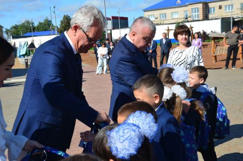 Беренчеләргә мәктәп букчалары бүләк иттеләр
