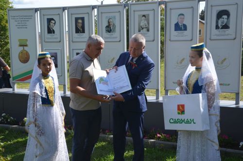 Мәртәбәле якташларыбызга багышланган стела бер исемгә тулыланды