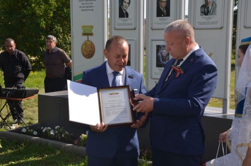 Мәртәбәле якташларыбызга багышланган стела бер исемгә тулыланды