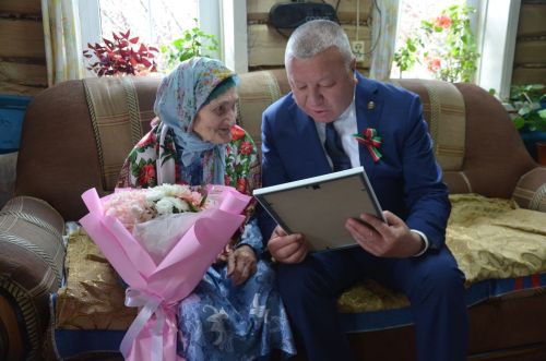 Мәдинә апаны 90 яше тулу уңаеннан зурладылар