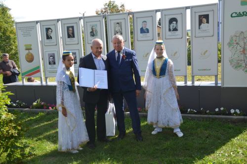Мәртәбәле якташларыбызга багышланган стела бер исемгә тулыланды