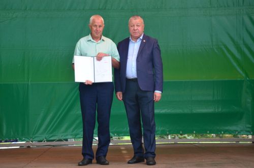 Районда алдынгы төзүчеләр һәм физкультурачылар бүләкләнде