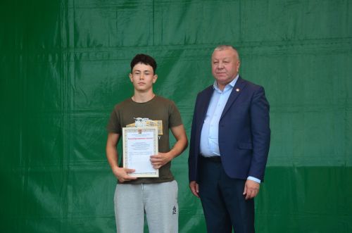 Районда алдынгы төзүчеләр һәм физкультурачылар бүләкләнде
