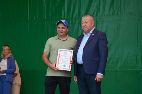 Районда алдынгы төзүчеләр һәм физкультурачылар бүләкләнде