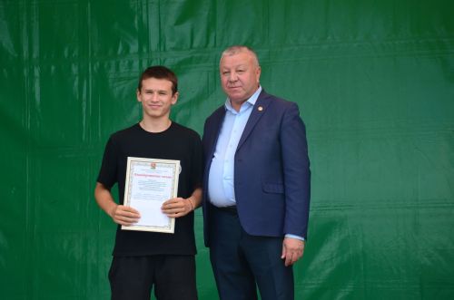 Районда алдынгы төзүчеләр һәм физкультурачылар бүләкләнде