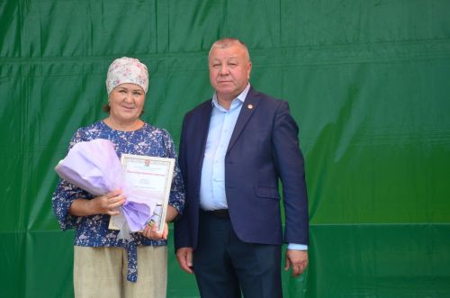 Районда алдынгы төзүчеләр һәм физкультурачылар бүләкләнде