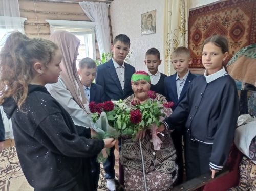 Саклов-Башские школьники посетили труженицу тыла