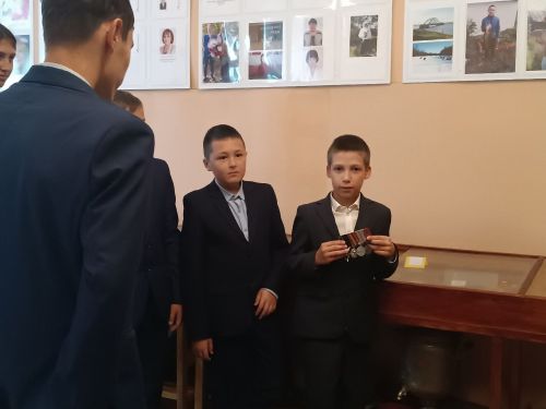 Герой в гостях у школы