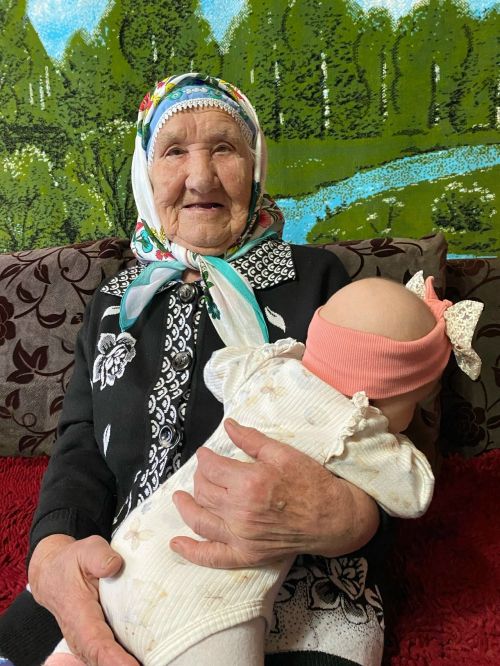 Әбисен 3 айлык Айлинә дә котлады