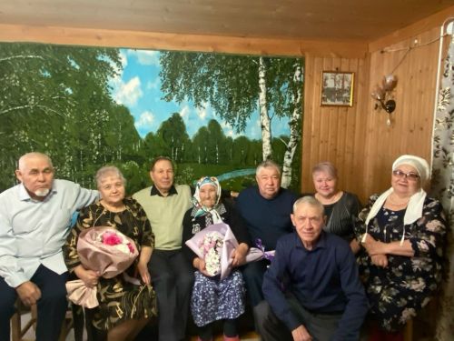 Әбисен 3 айлык Айлинә дә котлады