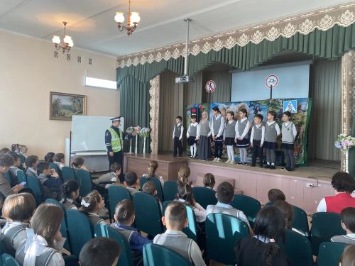 В Сармановской гимназии состоялся спектакль по правилам дорожного движения