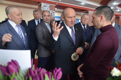Марат Әхмәтов район җитештерүчеләре продукциясен авыз итеп тә карады