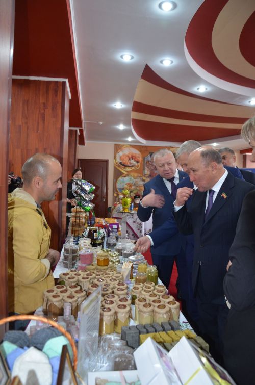Марат Әхмәтов район җитештерүчеләре продукциясен авыз итеп тә карады
