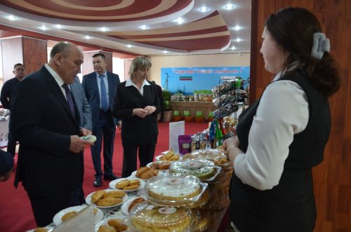 Марат Әхмәтов район җитештерүчеләре продукциясен авыз итеп тә карады