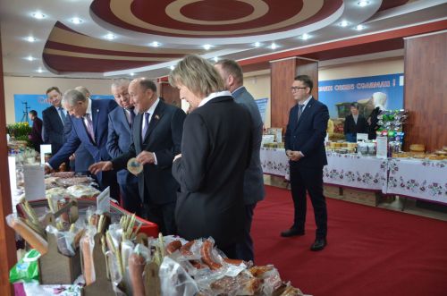 Марат Әхмәтов район җитештерүчеләре продукциясен авыз итеп тә карады