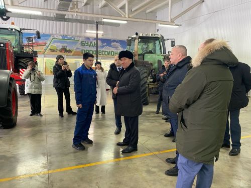 Дәүләт Советы рәисе урынбасары аграр көллиятнең яңа техникасы белән танышты