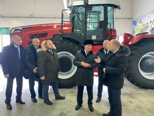 Дәүләт Советы рәисе урынбасары аграр көллиятнең яңа техникасы белән танышты