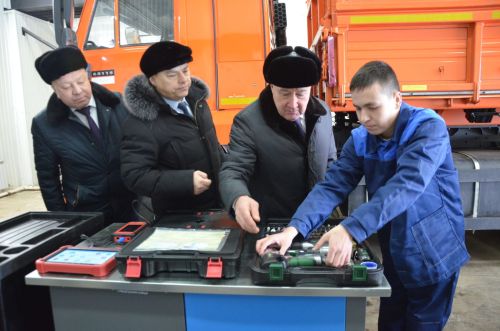Дәүләт Советы рәисе урынбасары аграр көллиятнең яңа техникасы белән танышты