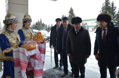 Марат Әхмәтов район җитештерүчеләре продукциясен авыз итеп тә карады
