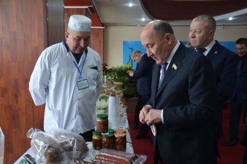 Марат Әхмәтов район җитештерүчеләре продукциясен авыз итеп тә карады