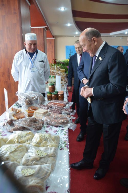 Марат Әхмәтов район җитештерүчеләре продукциясен авыз итеп тә карады
