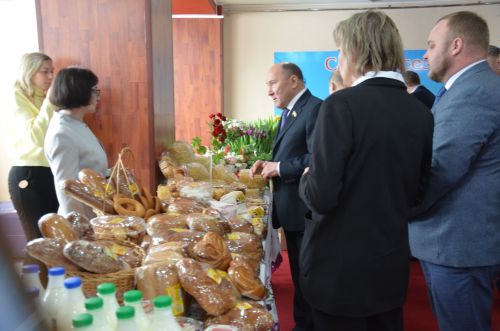 Марат Әхмәтов район җитештерүчеләре продукциясен авыз итеп тә карады