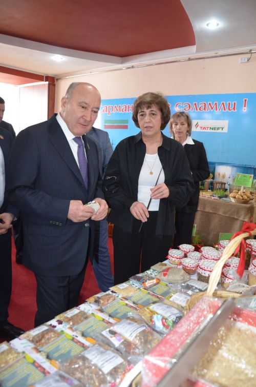 Марат Әхмәтов район җитештерүчеләре продукциясен авыз итеп тә карады