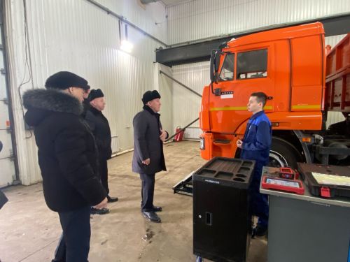 Дәүләт Советы рәисе урынбасары аграр көллиятнең яңа техникасы белән танышты