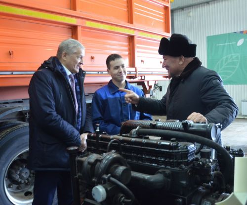Дәүләт Советы рәисе урынбасары аграр көллиятнең яңа техникасы белән танышты