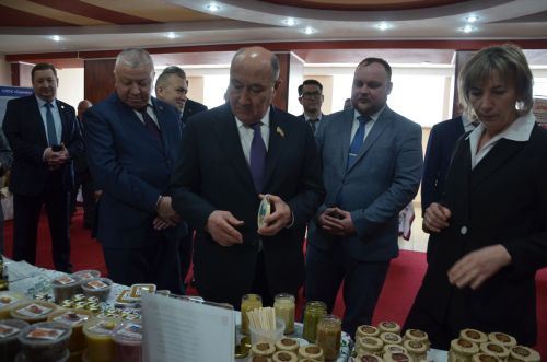 Марат Әхмәтов район җитештерүчеләре продукциясен авыз итеп тә карады