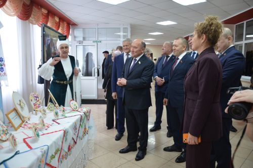 Марат Әхмәтов район җитештерүчеләре продукциясен авыз итеп тә карады