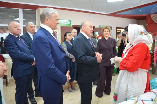 Марат Әхмәтов район җитештерүчеләре продукциясен авыз итеп тә карады