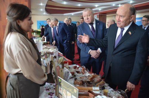 Марат Әхмәтов район җитештерүчеләре продукциясен авыз итеп тә карады