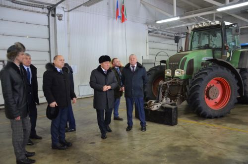 Дәүләт Советы рәисе урынбасары аграр көллиятнең яңа техникасы белән танышты