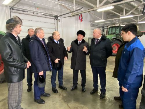 Дәүләт Советы рәисе урынбасары аграр көллиятнең яңа техникасы белән танышты